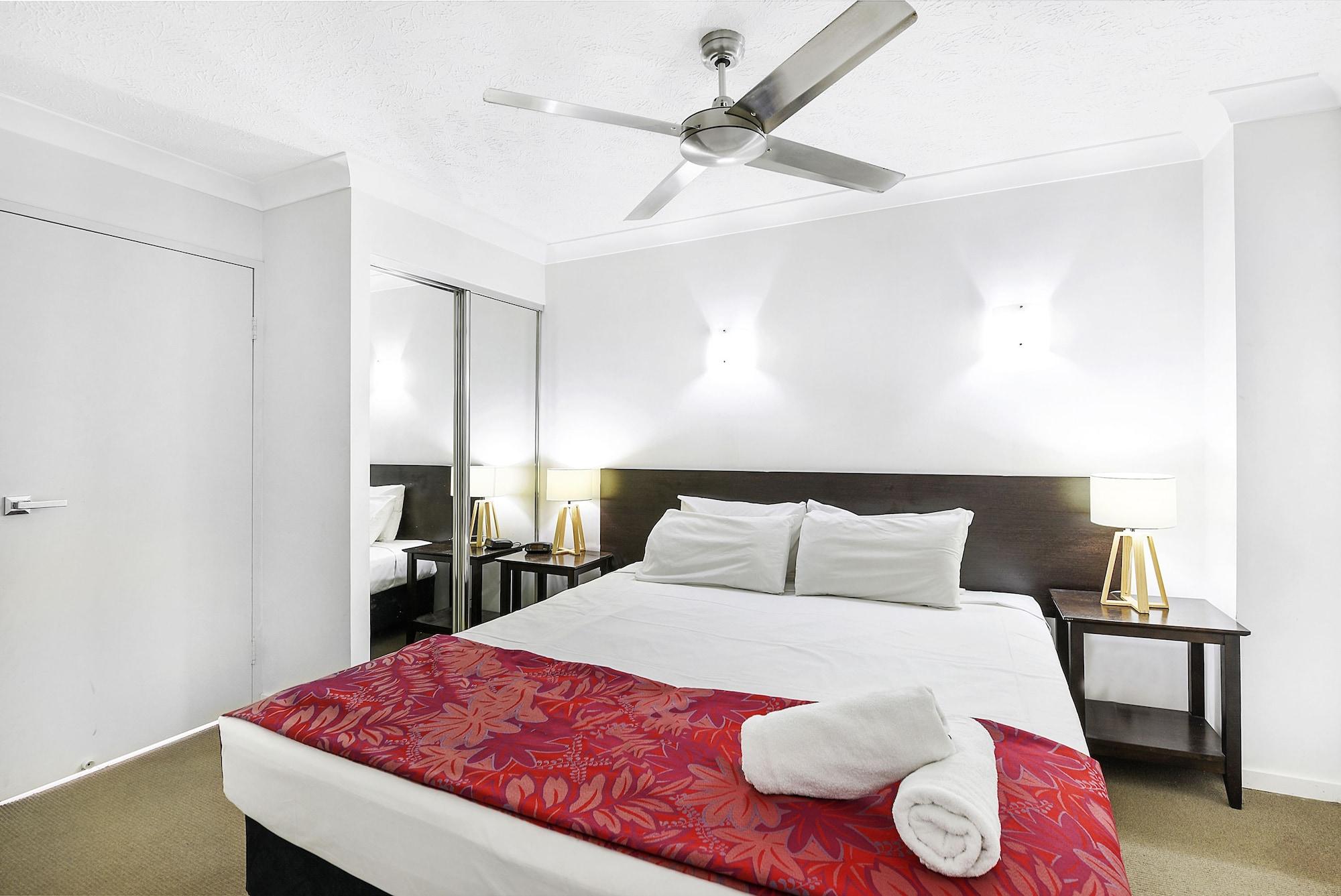Broadbeach Travel Inn Apartments โกลด์โคสต์ ภายนอก รูปภาพ