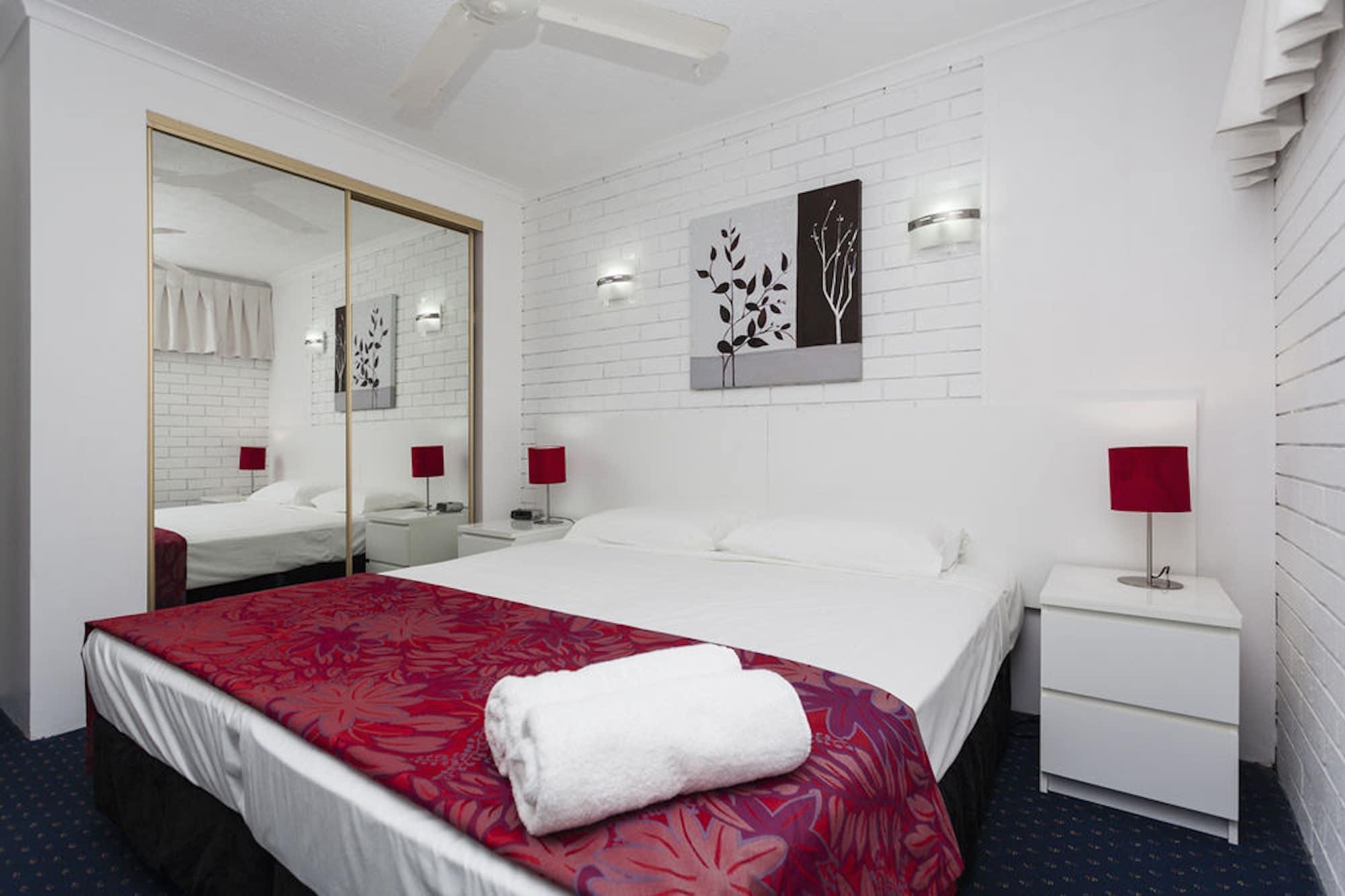 Broadbeach Travel Inn Apartments โกลด์โคสต์ ภายนอก รูปภาพ