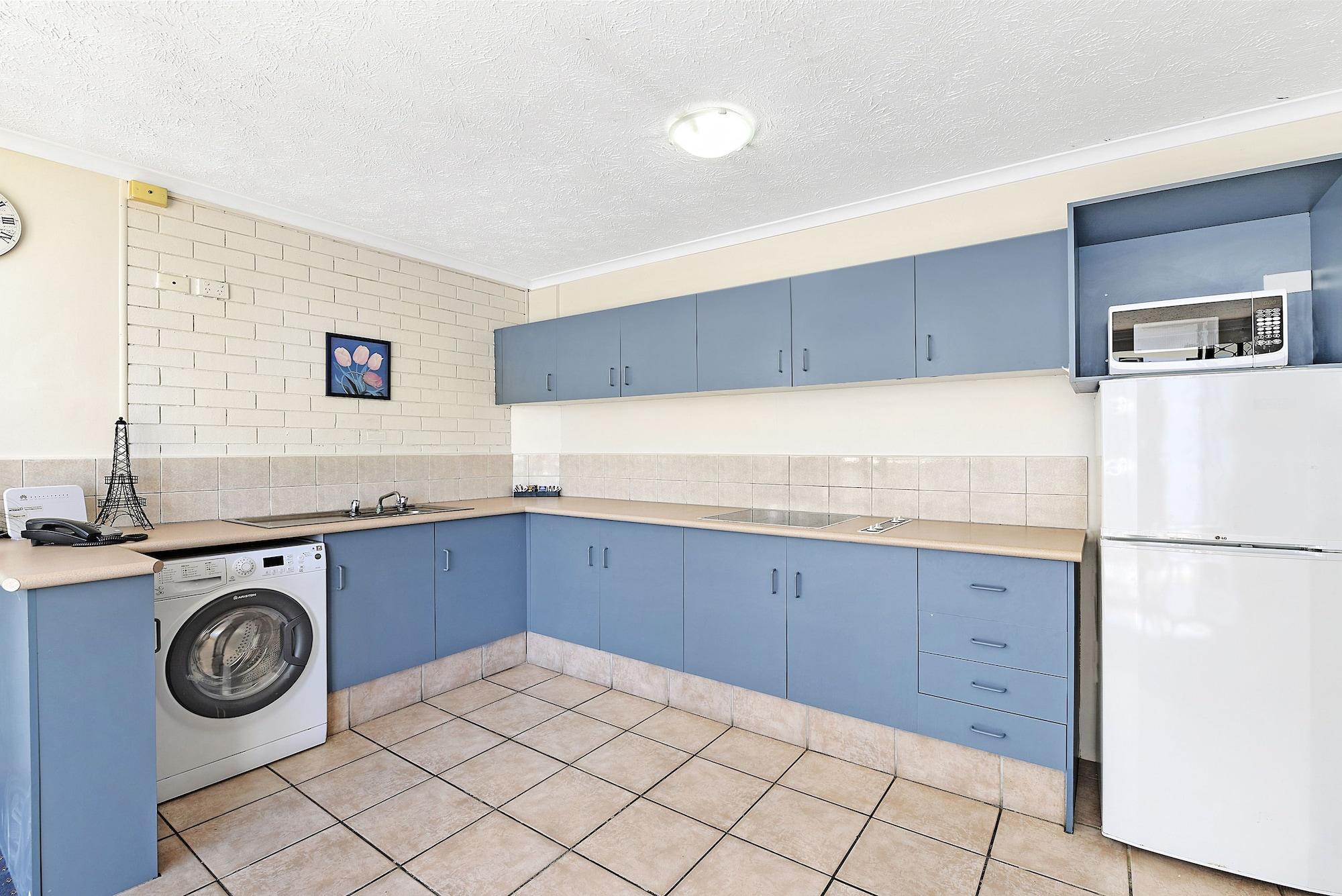 Broadbeach Travel Inn Apartments โกลด์โคสต์ ภายนอก รูปภาพ
