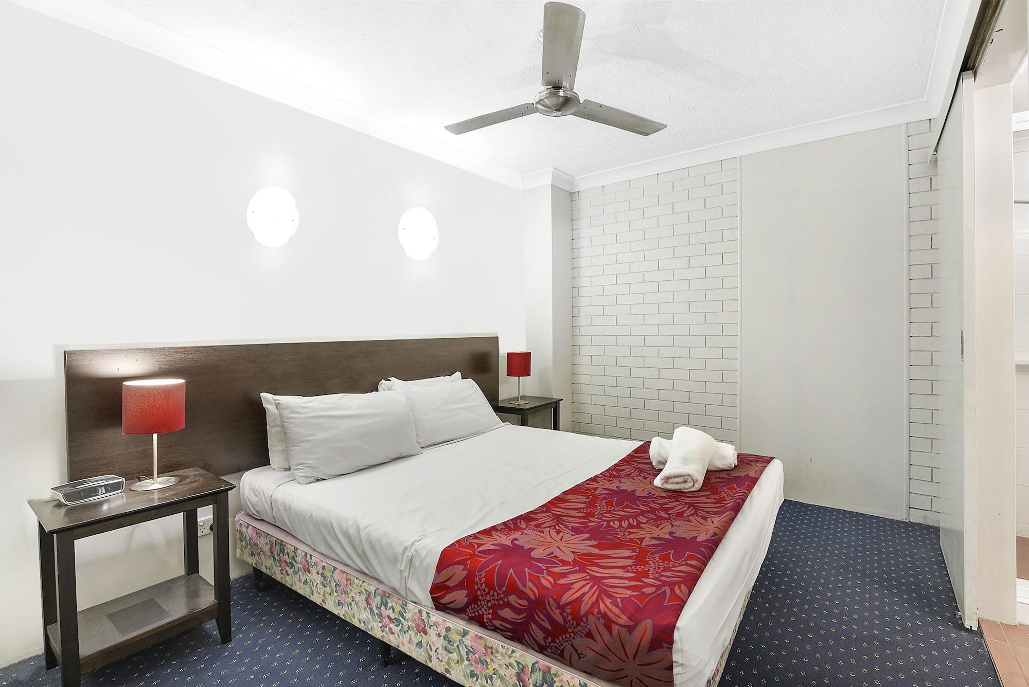 Broadbeach Travel Inn Apartments โกลด์โคสต์ ภายนอก รูปภาพ