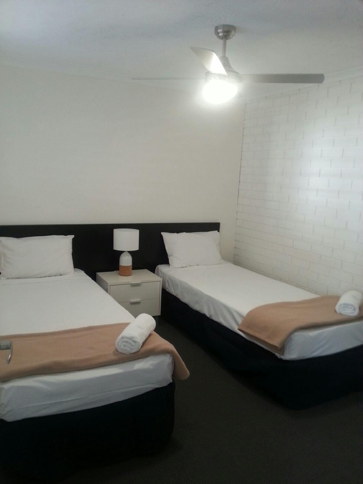 Broadbeach Travel Inn Apartments โกลด์โคสต์ ภายนอก รูปภาพ