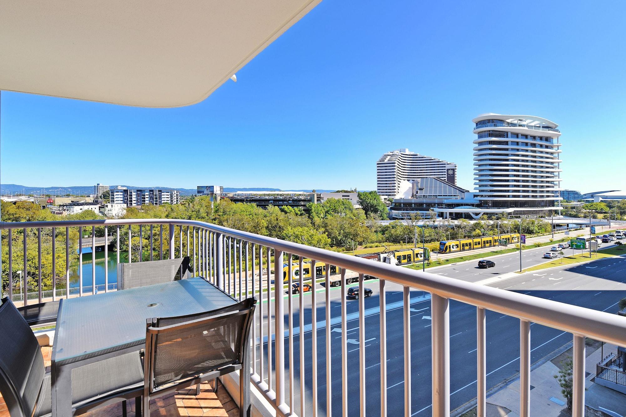 Broadbeach Travel Inn Apartments โกลด์โคสต์ ภายนอก รูปภาพ