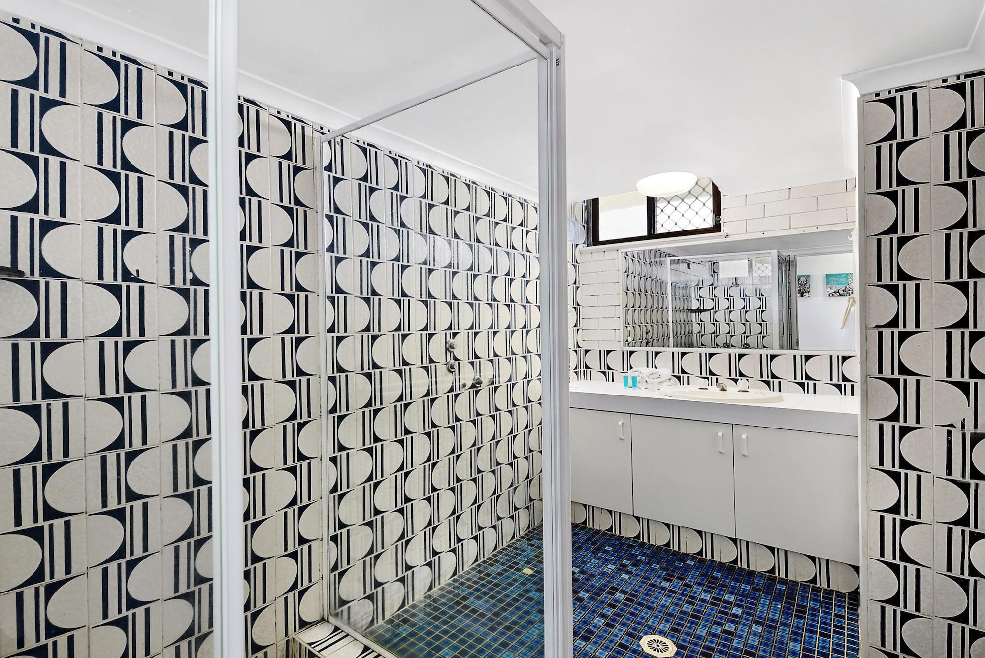 Broadbeach Travel Inn Apartments โกลด์โคสต์ ภายนอก รูปภาพ