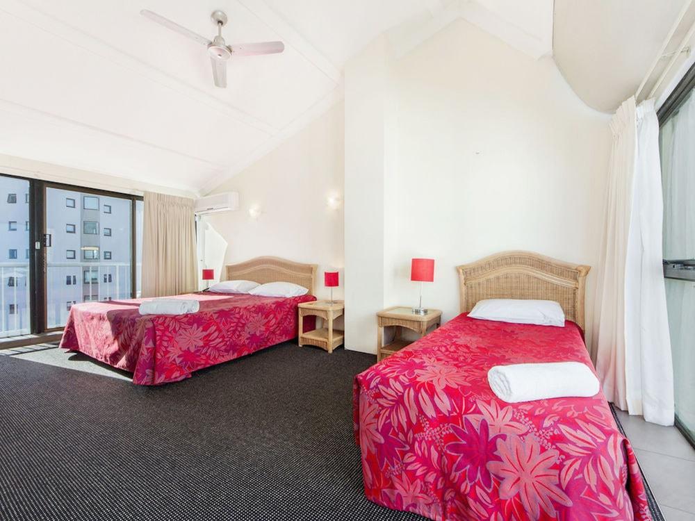 Broadbeach Travel Inn Apartments โกลด์โคสต์ ภายนอก รูปภาพ