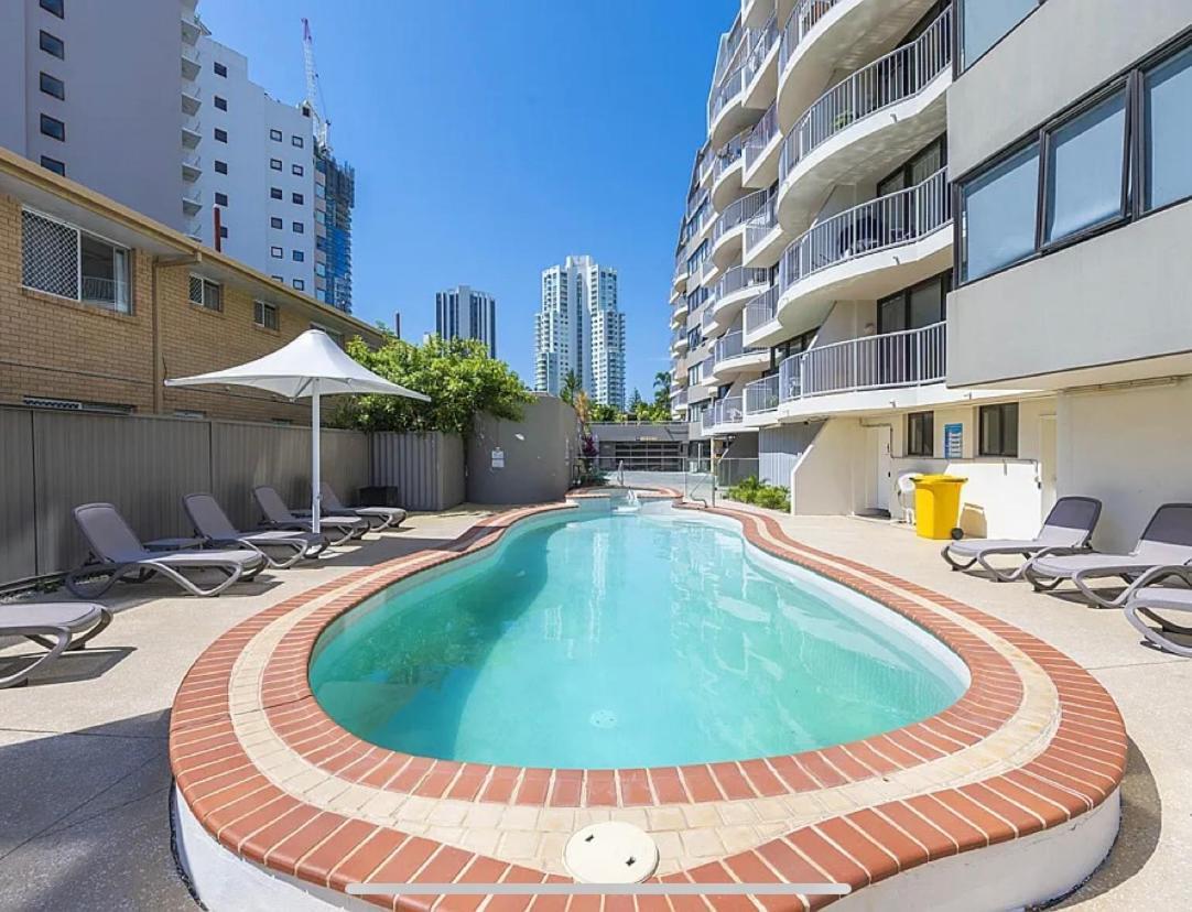 Broadbeach Travel Inn Apartments โกลด์โคสต์ ภายนอก รูปภาพ