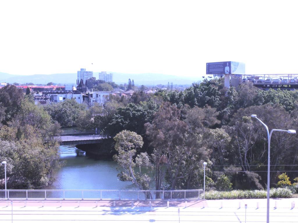 Broadbeach Travel Inn Apartments โกลด์โคสต์ ภายนอก รูปภาพ