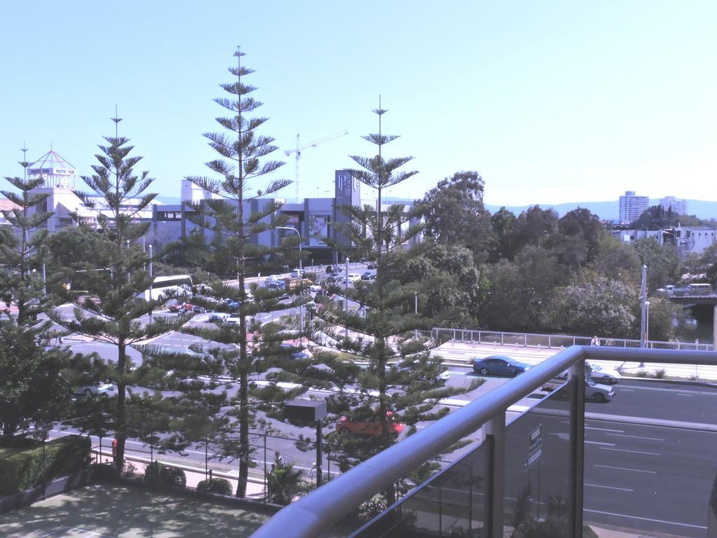 Broadbeach Travel Inn Apartments โกลด์โคสต์ ภายนอก รูปภาพ