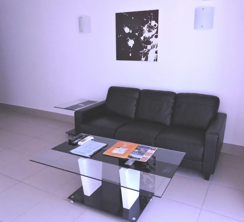 Broadbeach Travel Inn Apartments โกลด์โคสต์ ภายนอก รูปภาพ