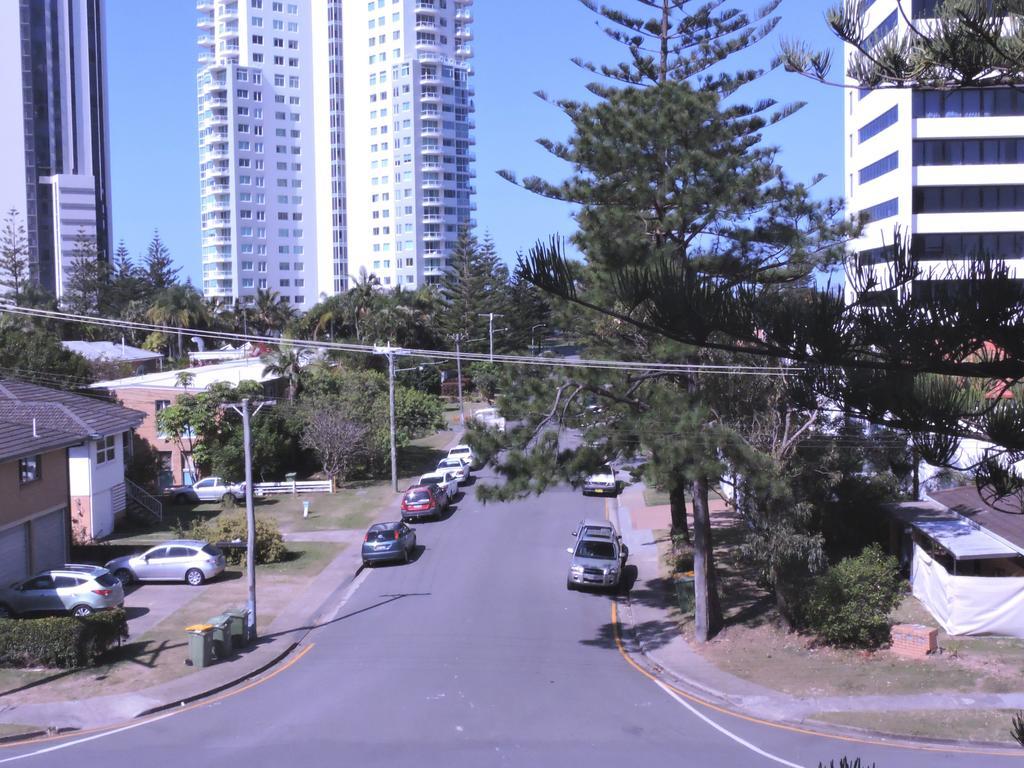 Broadbeach Travel Inn Apartments โกลด์โคสต์ ภายนอก รูปภาพ