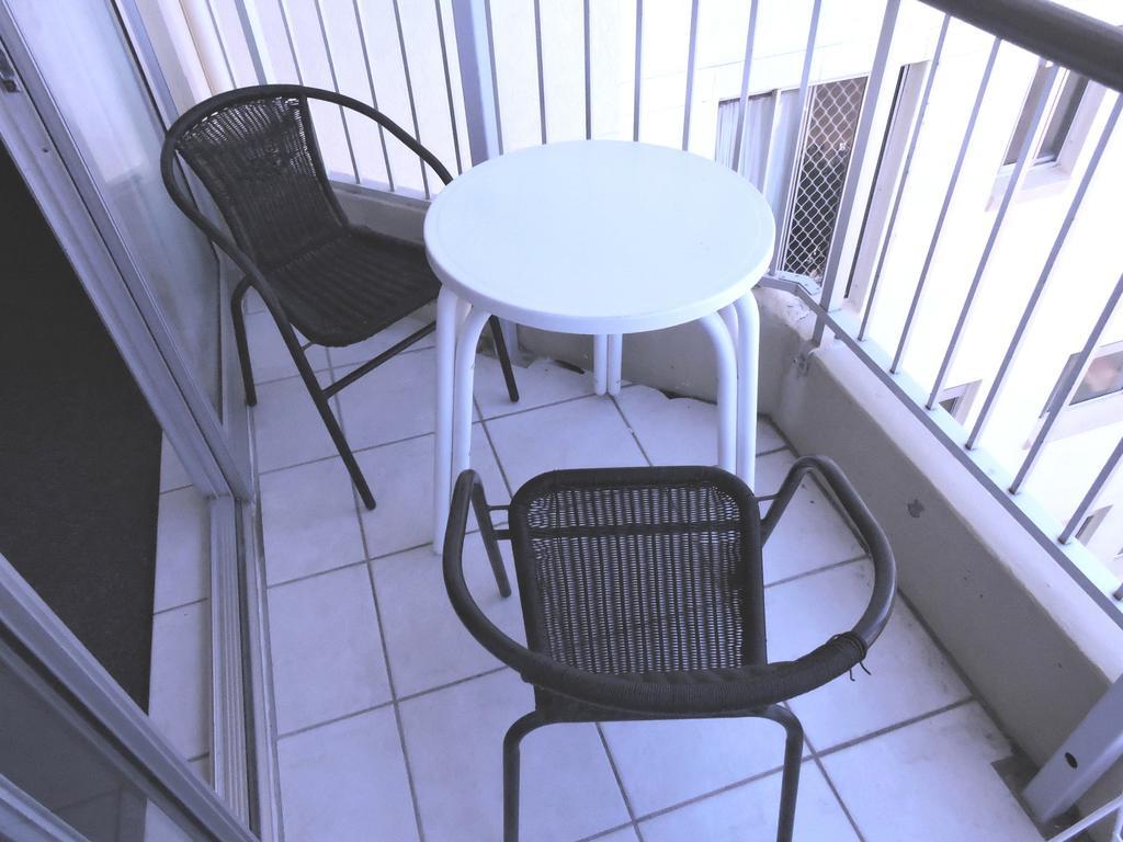 Broadbeach Travel Inn Apartments โกลด์โคสต์ ภายนอก รูปภาพ