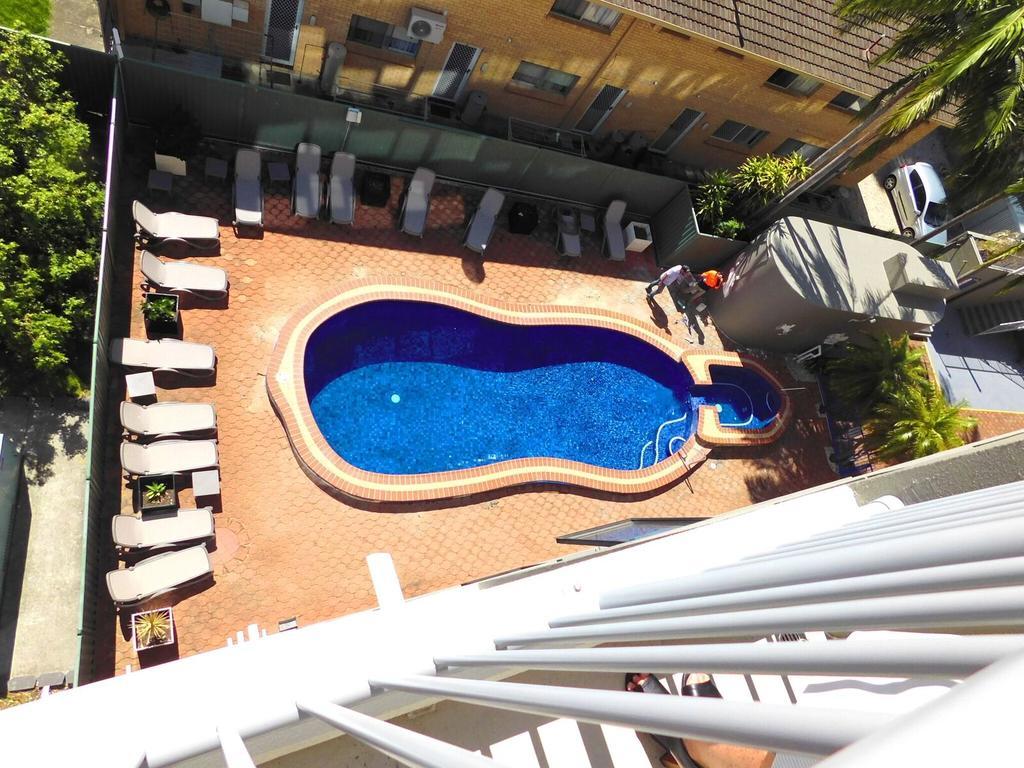 Broadbeach Travel Inn Apartments โกลด์โคสต์ ภายนอก รูปภาพ