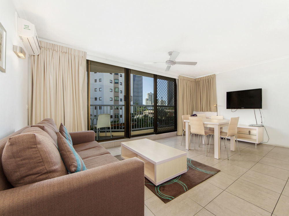 Broadbeach Travel Inn Apartments โกลด์โคสต์ ภายนอก รูปภาพ