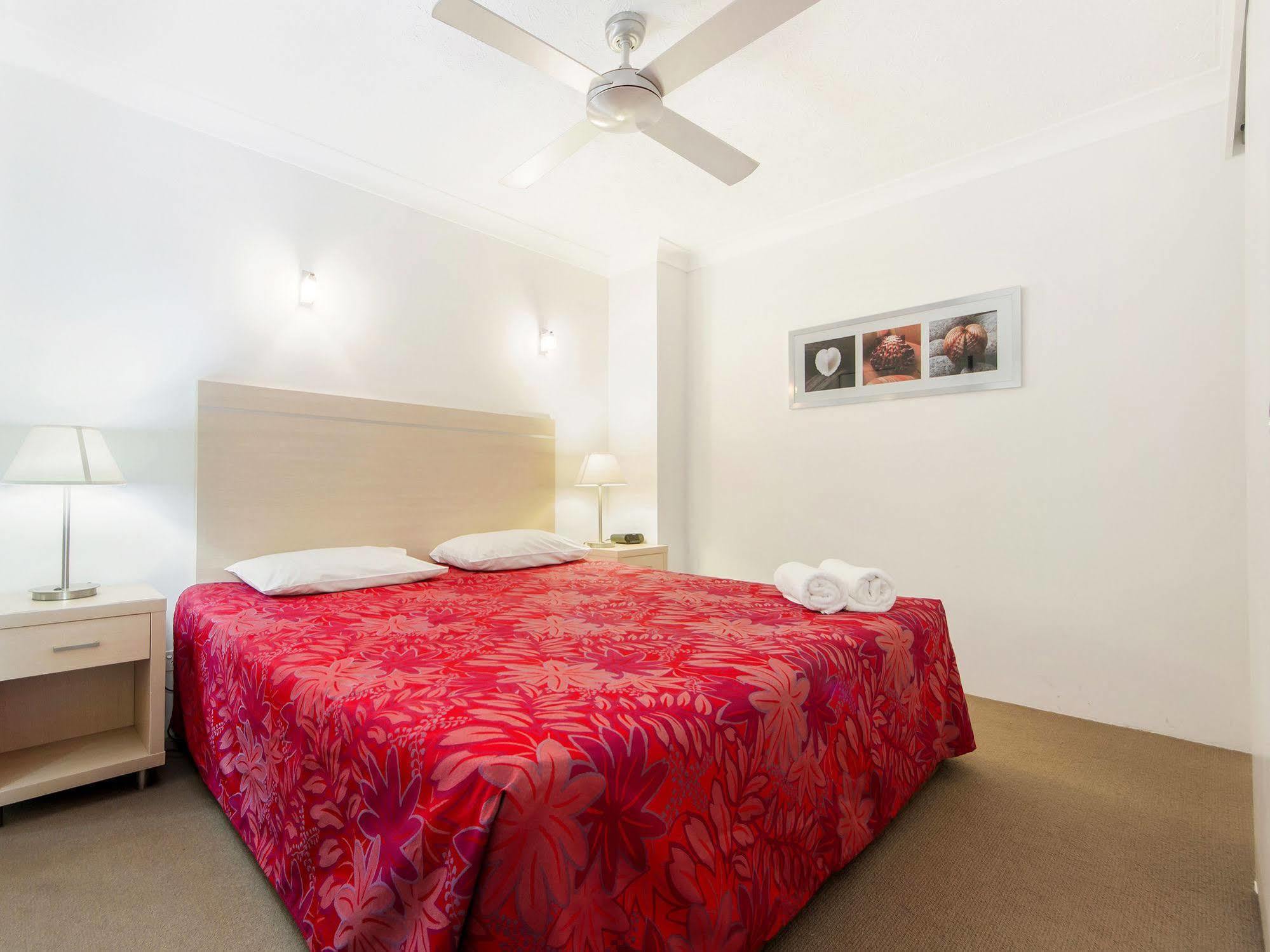 Broadbeach Travel Inn Apartments โกลด์โคสต์ ภายนอก รูปภาพ
