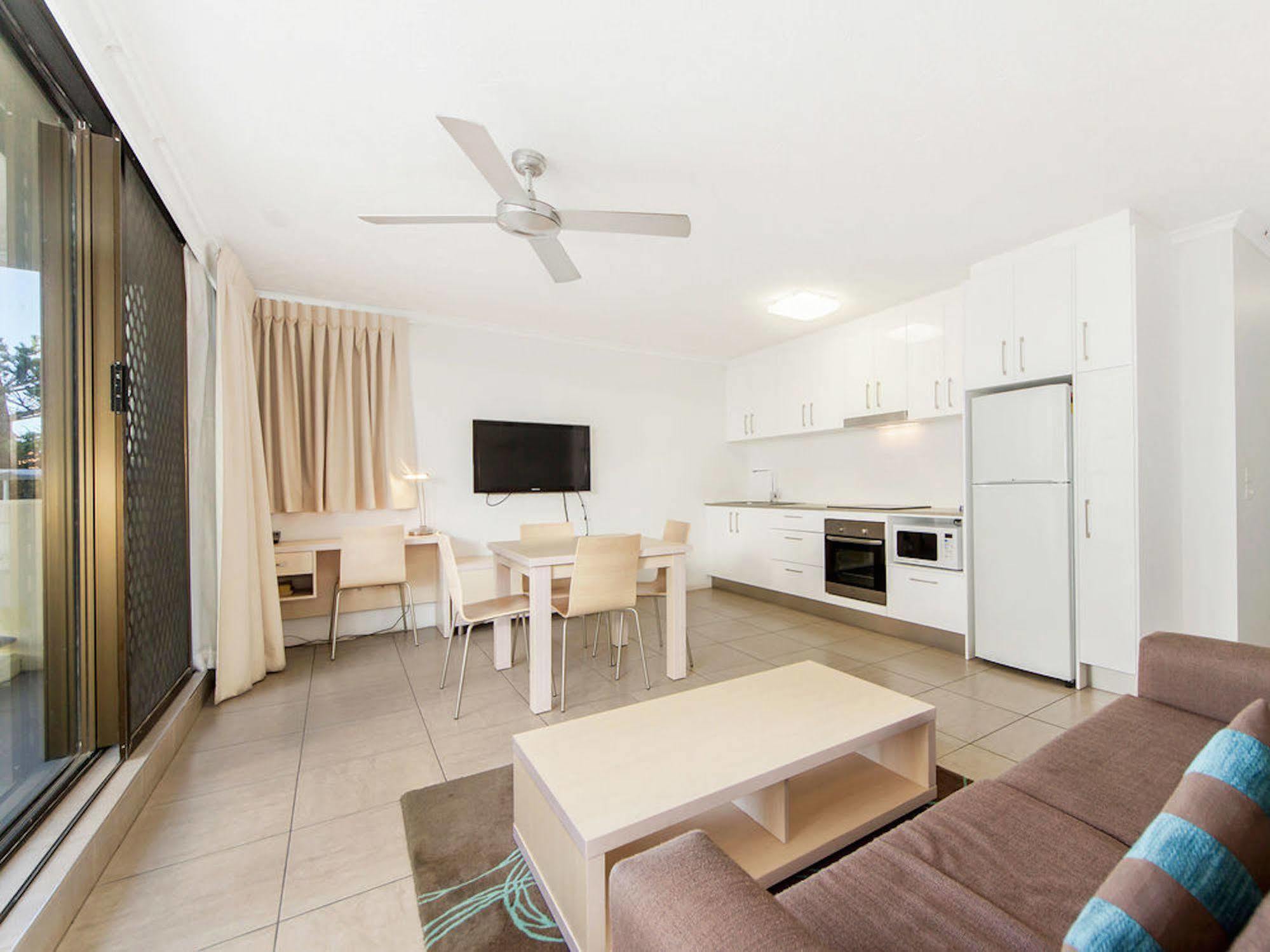 Broadbeach Travel Inn Apartments โกลด์โคสต์ ภายนอก รูปภาพ