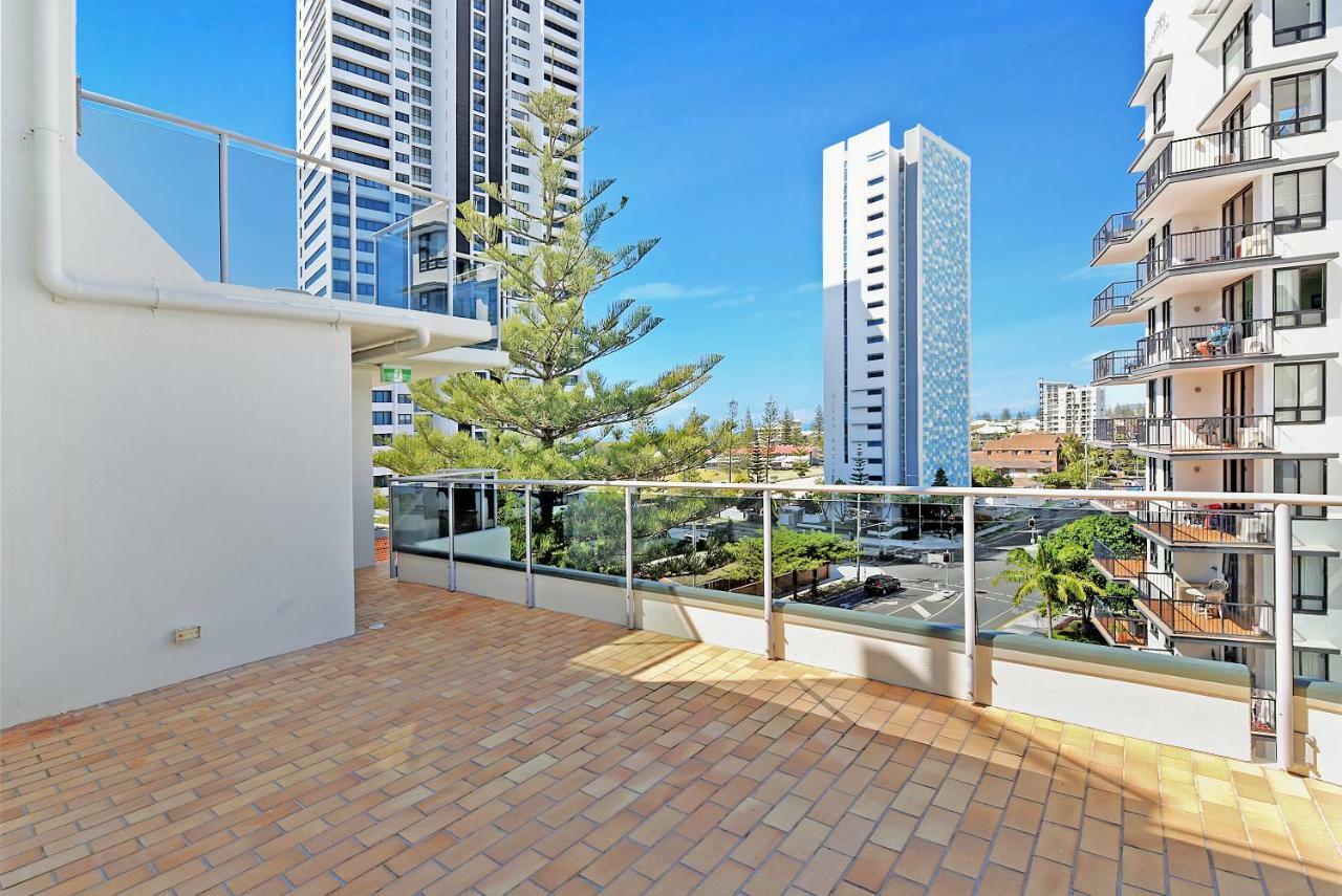 Broadbeach Travel Inn Apartments โกลด์โคสต์ ภายนอก รูปภาพ